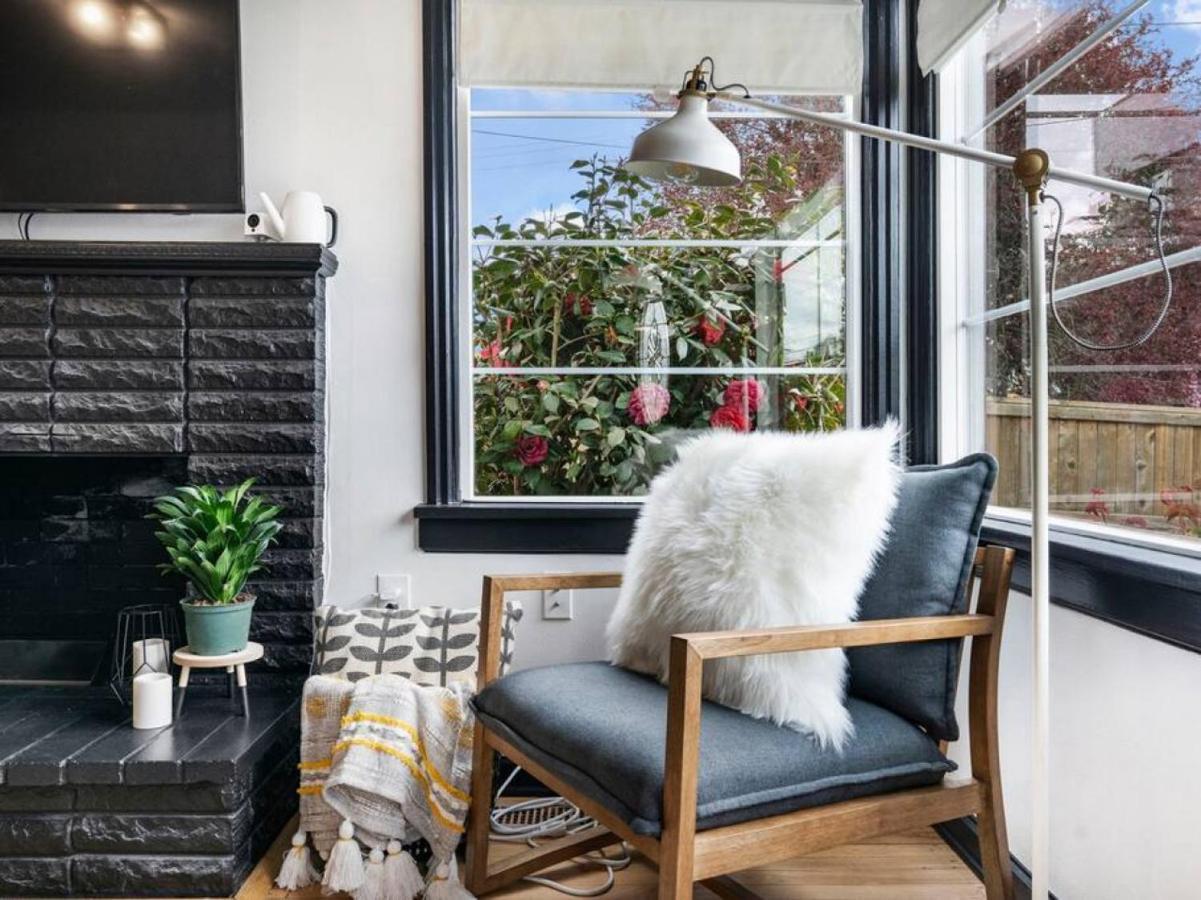 Picture Perfect Bungalow In The Heart Of Dt 温哥华 外观 照片