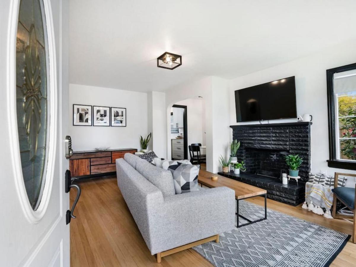 Picture Perfect Bungalow In The Heart Of Dt 温哥华 外观 照片