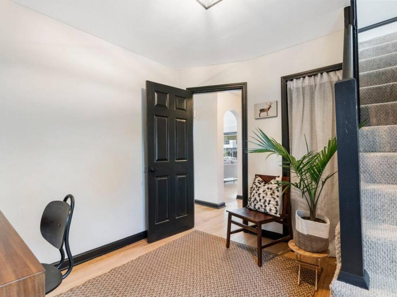 Picture Perfect Bungalow In The Heart Of Dt 温哥华 外观 照片